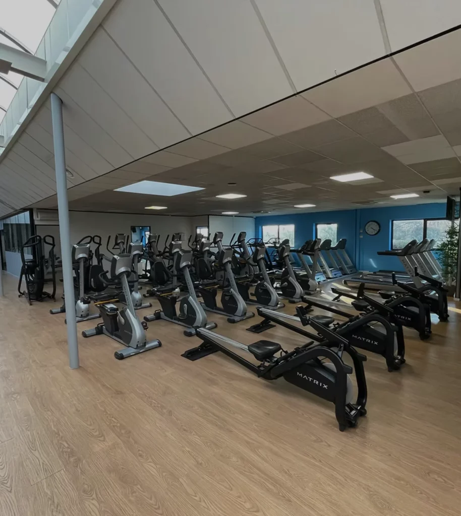 Vue d’une salle de sport à Beynost équipée de rameurs pour l'entraînement cardio.