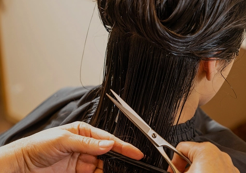 Coiffure professionnelle après entraînement, prestation bien-être complémentaire à une salle de sport à Beynost.