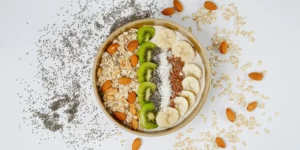 Petit déjeuner à l'avoine coloré et sain, parfait pour une alimentation équilibrée
