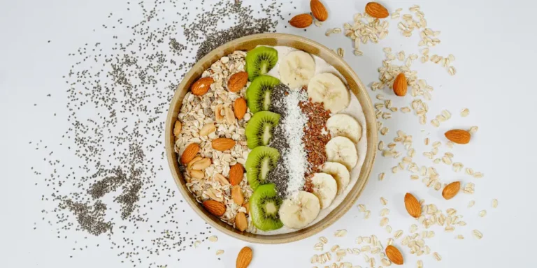 Petit déjeuner à l'avoine coloré et sain, parfait pour une alimentation équilibrée