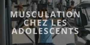 Un jeune adolescent s'entraîne sur une machine de musculation dans une salle de sport. Une superposition de texte en majuscules blanches indique « MUSCULATION CHEZ LES ADOLESCENTS ».