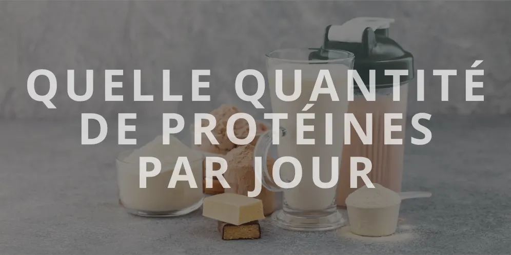 Texte « QUELLE QUANTITÉ DE PROTÉINES PAR JOUR » superposé sur un ensemble de compléments protéinés (shaker, boisson lactée, poudres et barres)